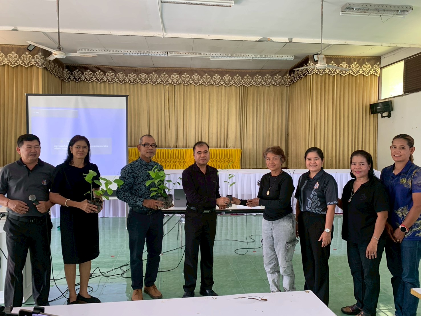 พช.ป่าพะยอม ดำเนินโครงการส่งเสริมและพัฒนาอาชีพตามแนวทางสัมมาชีพชุมชนกิจกรรมสร้างสัมมาชีพชุมชนครัวเรือนที่ได้รับผลกระทบด้านอาชีพและรายได้ที่มีศักยภาพและสามารถพัฒนาได้