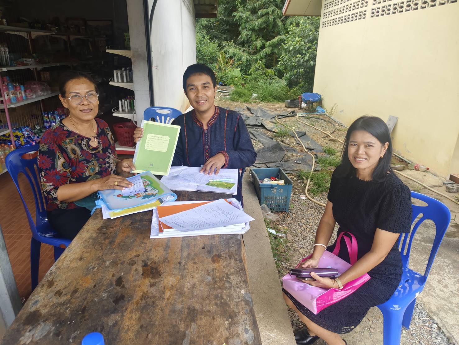 พช.ป่าพะยอม ติดตามการดำเนินงานโครงการแก้ไขปัญหาความยากจน กขคจ บ้านห้วยเรียน ม 4 และบ้านถ้ำลา ม 5 ตำบลลานข่อย อำเภอป่าพะยอมจังหวัดพัทลุง