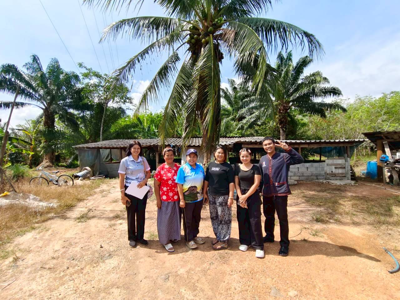 พช. ป่าพะยอม ติดตามกลุ่มสตรี โครงการเลี้ยงสุกรขุน บ้านห้วยไม้ไผ่ หมู่ที่ 12 ตำบลเกาะเต่า