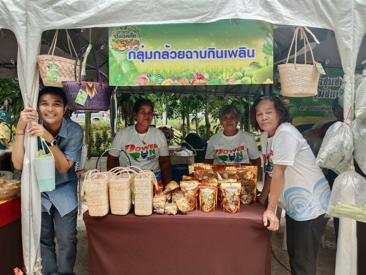พช.ป่าพะยอม ร่วมงานมหกรรมความสำเร็จพัฒนาคุณภาพชีวิตฯ หนุนสร้างรายได้จากอาหารปลอดภัย ณ ตลาดใต้โหนด