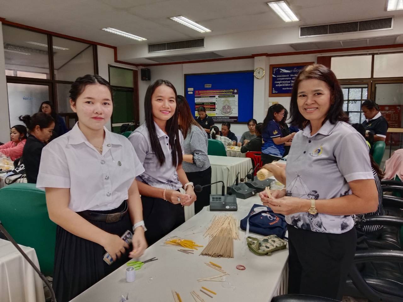 พฃ อำเภอป่าพะยอม รวมใจประดิษฐ์ดอกไม้จันทน์ น้อมสำนึกในพระมหากรุณาธิคุณ
