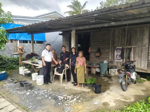 พช.ป่าพะยอม ลงพื้นที่ติดตามและช่วยเหลือครัวเรือนยากจนเป้าหมายที่มีรายได้ต่ำกว่าเกณฑ์ จปฐ. อำเภอ 