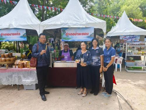 พช.ป่าพะยอม ร่วมงานมหกรรมความสำเร็จพัฒนาคุณภาพชีวิตฯ หนุนสร้างรายได้จากอาหารปลอดภัย ณ ตลาดใต้โหนด